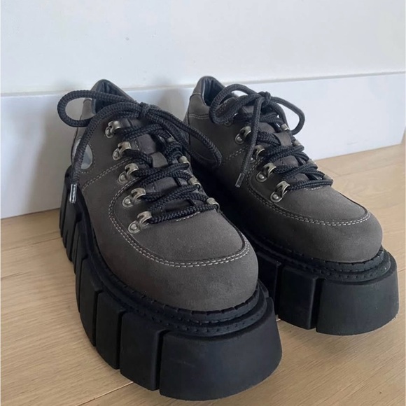 Edgy Gray Platform Shoes - Picture 2 of 4